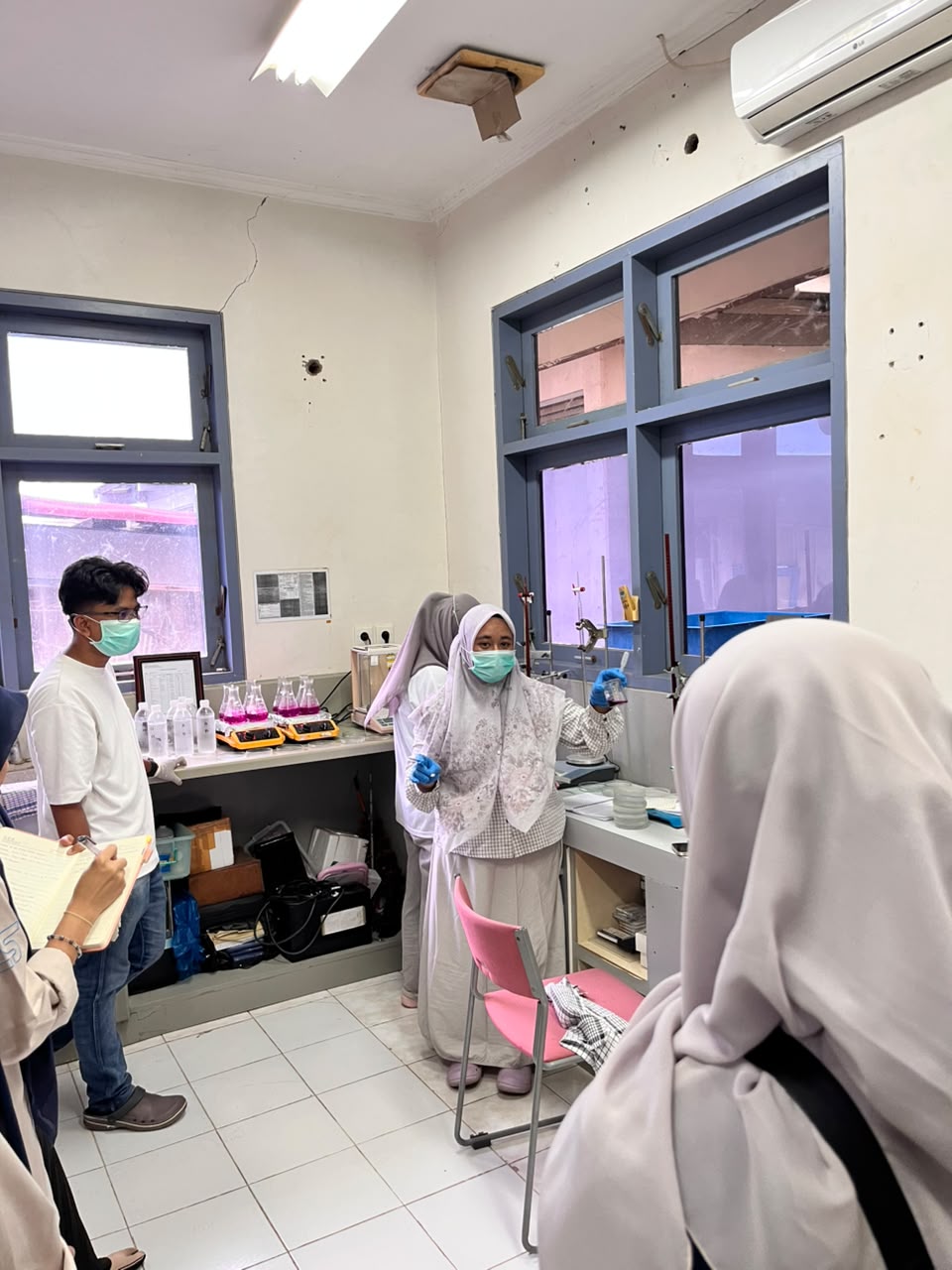 Mahasiswa Pendidikan Biologi di BPBAP Ujung Batee